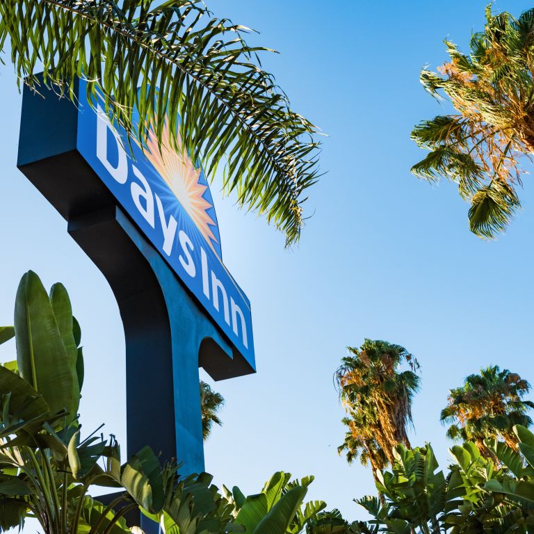Days Inn sign and palm trees
