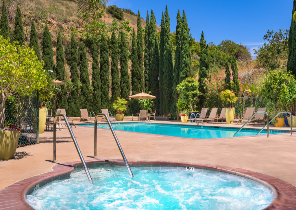 Days Inn Hotel Circle Jacuzzi with pool and foliage in the background