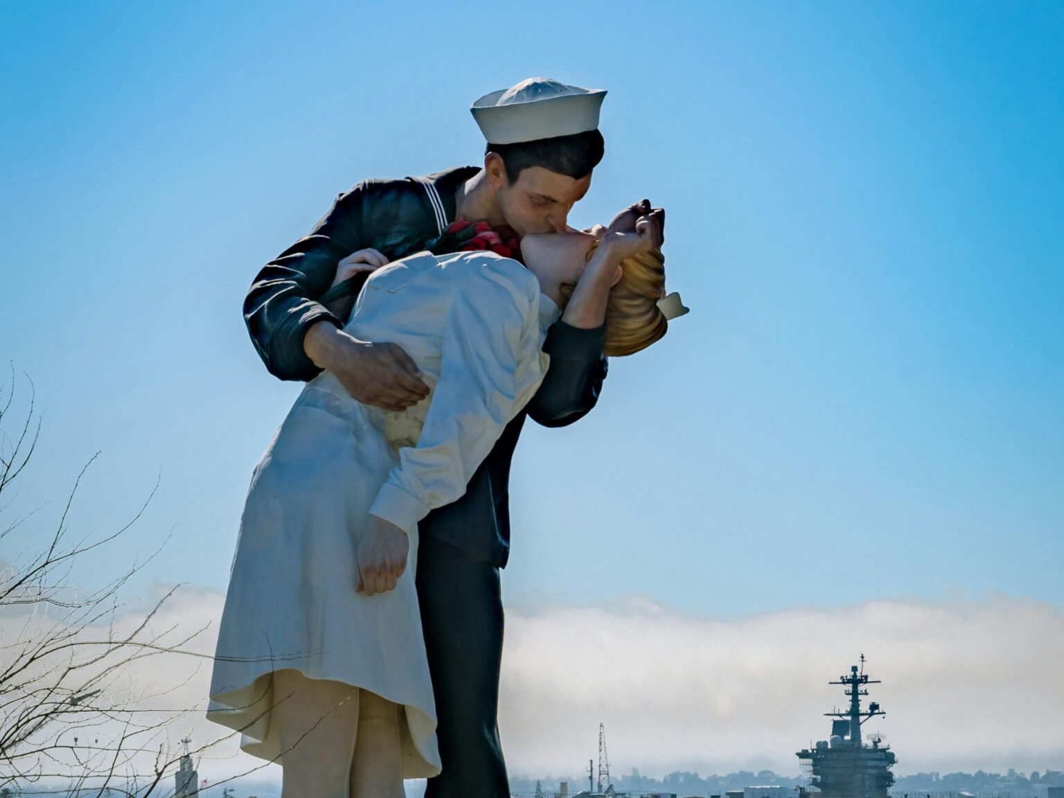 couple kissing statue